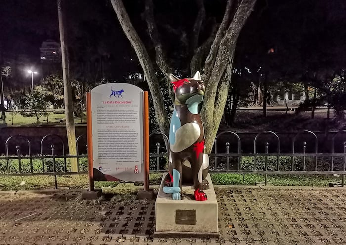 A large cat statue on the Boulevard del Rio in Cali's city centre